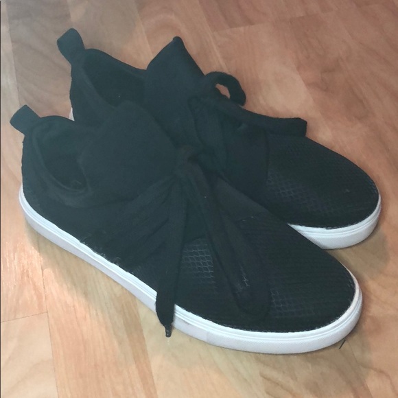 brash tennis shoes
